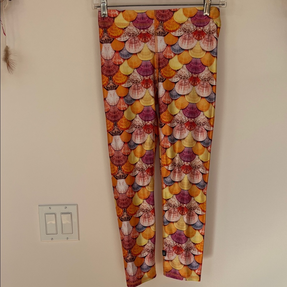 Terez Scallop Shell Pattern Casual & Workout Performance Capri Leggings Size S.